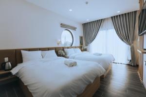 um quarto de hotel com duas camas e uma janela em Siro House Coffee em Da Thanh