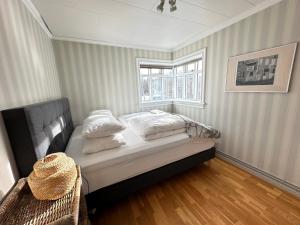 łóżko w pokoju z oknem w obiekcie Luxary Holiday Home in Akureyri - Birta Rentals w Akureyri