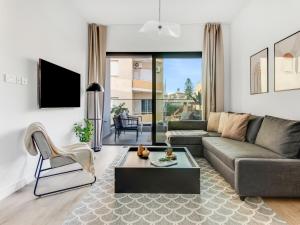 een woonkamer met een bank en een tafel bij Sanders Crystal 1 in Limassol