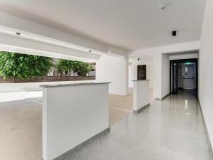 um quarto vazio com paredes brancas e um corredor em Sanders Crystal 1 em Limassol