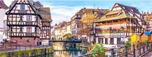 um grupo de edifícios junto a um rio em Strasbourg, Appartement cosy dans cadre de verdure em Estrasburgo