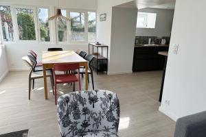 a kitchen and dining room with a table and chairs at Pied à terre Portsallais in Ploudalmézeau