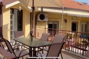 a table and chairs on a balcony with an umbrella at Appartamento incantevole, Soverato in Soverato Marina