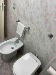 La salle de bains est pourvue de toilettes et d'un lavabo. dans l'établissement Appartamento incantevole, Soverato, à Soverato Marina