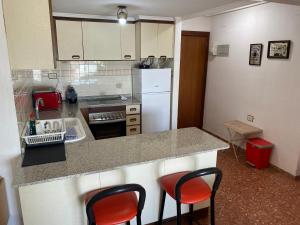 Kuchyňa alebo kuchynka v ubytovaní High-Floor Bright Apartment with Sea Views