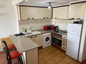 Kuchyňa alebo kuchynka v ubytovaní High-Floor Bright Apartment with Sea Views