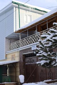Casa con balcón con nieve en Qimiz.Uz, en Chimgan