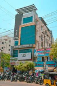 um edifício com motos estacionadas em frente em MSP Grands Inn em Madurai