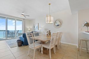 - une salle à manger et un salon avec une table et des chaises dans l'établissement Spanish Key 609, à Perdido Key