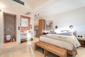 1 dormitorio con 1 cama grande y baño en Mpikas Holidays, en Ierissos