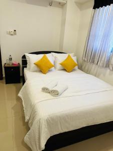 um quarto com uma cama com duas toalhas em Lovish luxury villa em Colombo