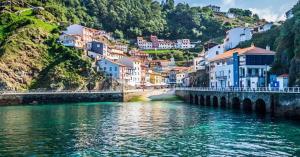 una città su una collina vicino a un fiume di Casa de Isa VV-2776-AS a Cudillero