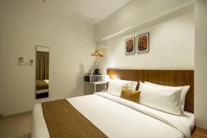 Ein Bett oder Betten in einem Zimmer der Unterkunft Freesia Residency By Express Inn - Navi Mumbai