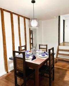 mesa de comedor con sillas y lámpara de araña en Sefernia Tranquil Abode, en Baguio