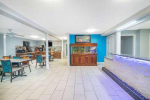 un restaurante con paredes azules, mesas y sillas en Howard Johnson by Wyndham Aiken, en Aiken