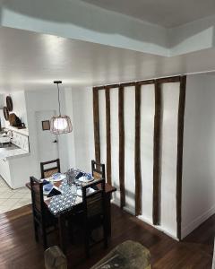un comedor con mesa y sillas en una habitación en Sefernia Tranquil Abode, en Baguio