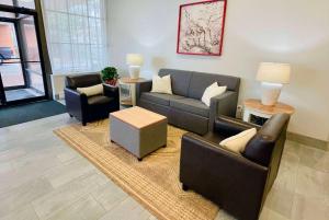 sala de estar con sofás, sillas y mesa en Hawthorn Extended Stay by Wyndham Ellsworth Bar Harbor, en Ellsworth