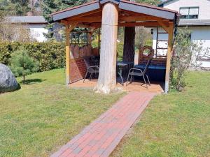 ルブミンにあるFerienhaus Seeadler DH-39518の中庭のガゼボ(椅子、テーブル付)