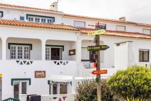 a street sign in front of a white building at Santa, Sea & Sun in Santa Cruz