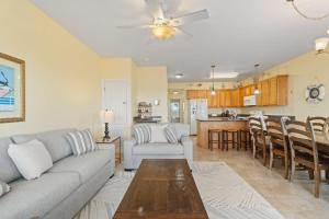 un soggiorno con un divano, un tavolo e una cucina di Labacoco a Gulf Shores
