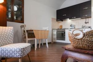 cocina con mesa y comedor en Le Rupi - Apartment, en Anguillara Sabazia