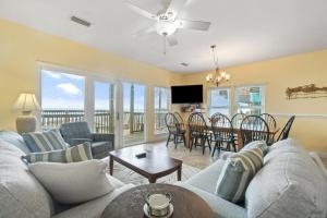 un soggiorno con un divano e un tavolo di Labacoco a Gulf Shores