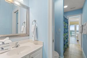 un bagno con lavandino e specchio di Labacoco a Gulf Shores Altre 99 foto