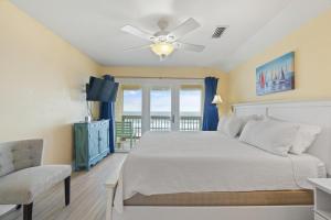 una camera con letto e ventilatore a soffitto di Labacoco a Gulf Shores