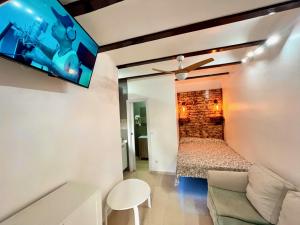 Et tv og/eller underholdning på Nuevos Apartamentos frente al mar y a la playa + 28 billeder