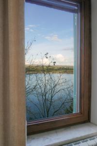 una ventana con vistas a una masa de agua en Le Rupi - Apartment en Anguillara Sabazia