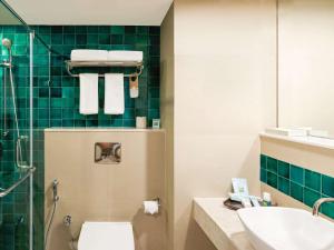 卡兰古特ibis Styles Goa Calangute - An Accor Brand的带马桶和水槽的浴室