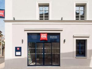 a store front with a big sign over the door at ibis Saint Germain en Laye Centre in Saint-Germain-en-Laye