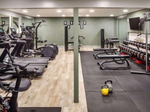 un gimnasio con varias cintas de correr y máquinas cardiovasculares en Mercure Nottingham Sherwood, en Nottingham