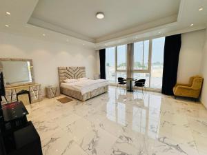 sypialnia z łóżkiem i dużą marmurową podłogą w obiekcie Centerpoint Duplex Villa w Dubaju
