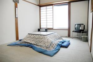 Giường trong phòng chung tại Family House Akashiya