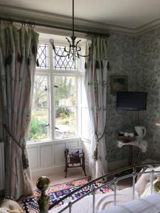 um quarto com uma cama e uma janela em st marys mount em Ulverston