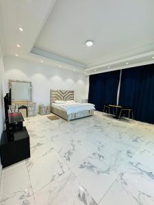 sypialnia z łóżkiem i dużą marmurową podłogą w obiekcie Centerpoint Duplex Villa w Dubaju