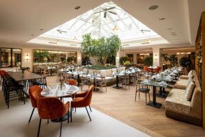 une grande salle à manger avec des tables et des chaises dans l'établissement Hilton Heidelberg, à Heidelberg