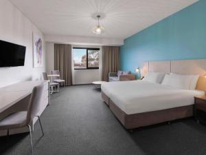 Mantra Melbourne Melton客房内的一张或多张床位