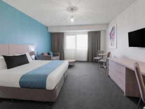 Mantra Melbourne Melton客房内的一张或多张床位