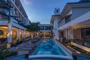 une piscine intérieure avec des chaises longues et un hôtel dans l'établissement Kwetu Nairobi, Curio Collection By Hilton, à Nairobi