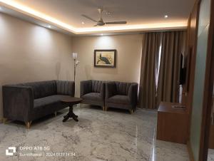 Hotel The Avoir Asansol的休息区