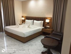 Hotel The Avoir Asansol客房内的一张或多张床位