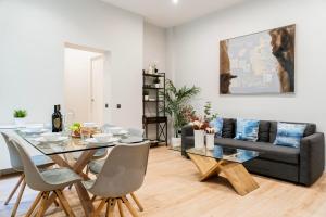 un soggiorno con un tavolo e un divano di Atocha3 Superb Location - 4Bedrooms 2 Baths a Madrid