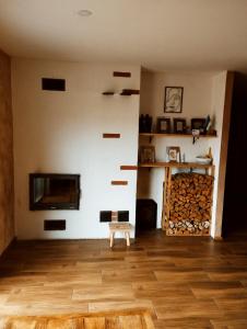 ein Wohnzimmer mit einer Treppe und einem Kamin in der Unterkunft Sepa puhkemaja in Pärnu