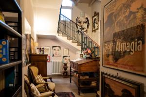 un corridoio con scala e una camera con scrivania di Al Battistero Luxury Suite a Ravenna