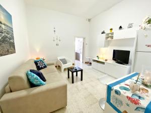TV a/nebo společenská místnost v ubytování Aria di Mare Mancaversa - Elegante Appartamento