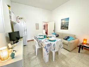 TV a/nebo společenská místnost v ubytování Aria di Mare Mancaversa - Elegante Appartamento