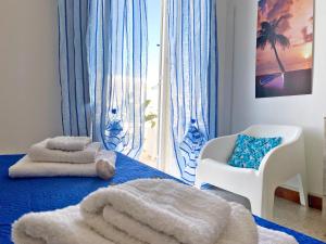 Postel nebo postele na pokoji v ubytování Aria di Mare Mancaversa - Elegante Appartamento + 20 fotografií