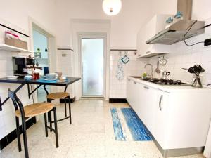 Kuchyň nebo kuchyňský kout v ubytování Aria di Mare Mancaversa - Elegante Appartamento